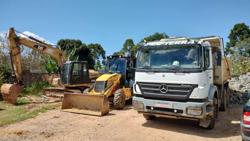 Locação de Máquinas e Caminhões